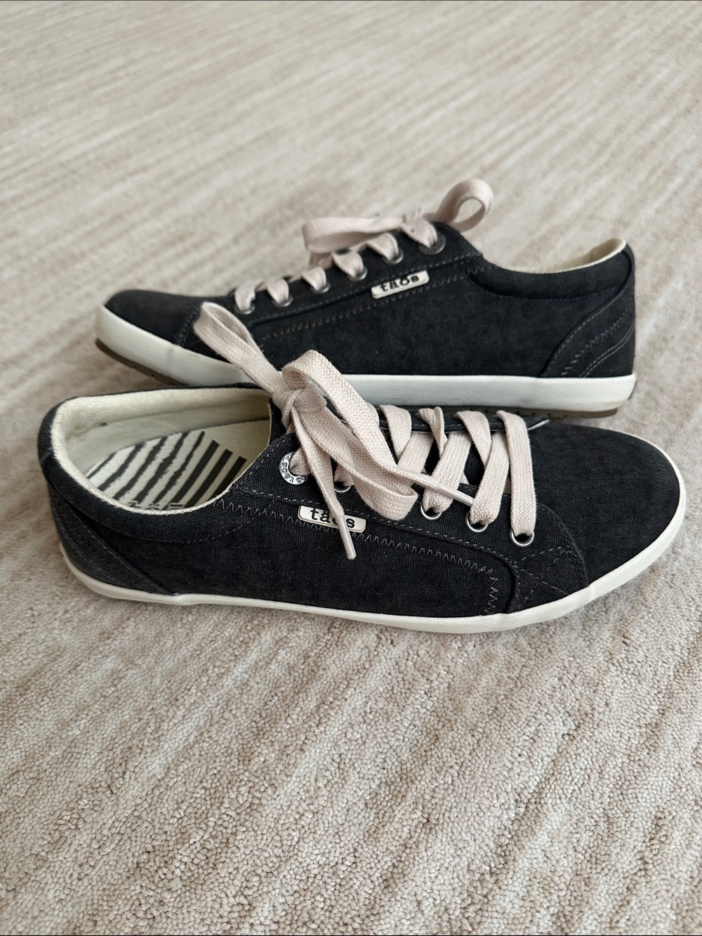 Taos Footwear Star Burst Sneaker Black Size 9